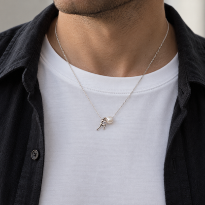 Collana Sisifo ALMA in acciaio indossata da uomo