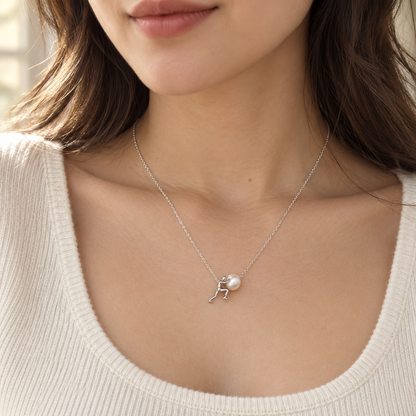 Collana Sisifo ALMA in acciaio indossata da donna