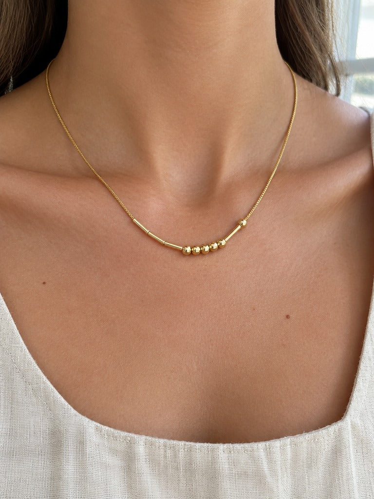 Collana codice Morse oro indossata