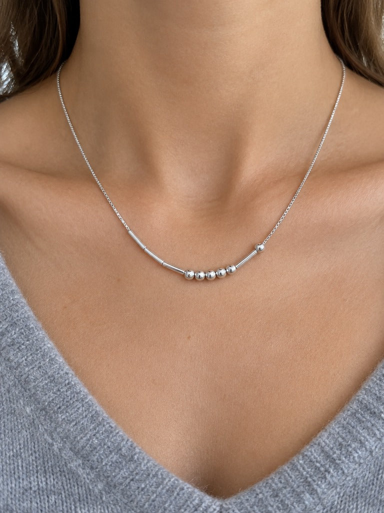 Collana codice Morse argento indossata