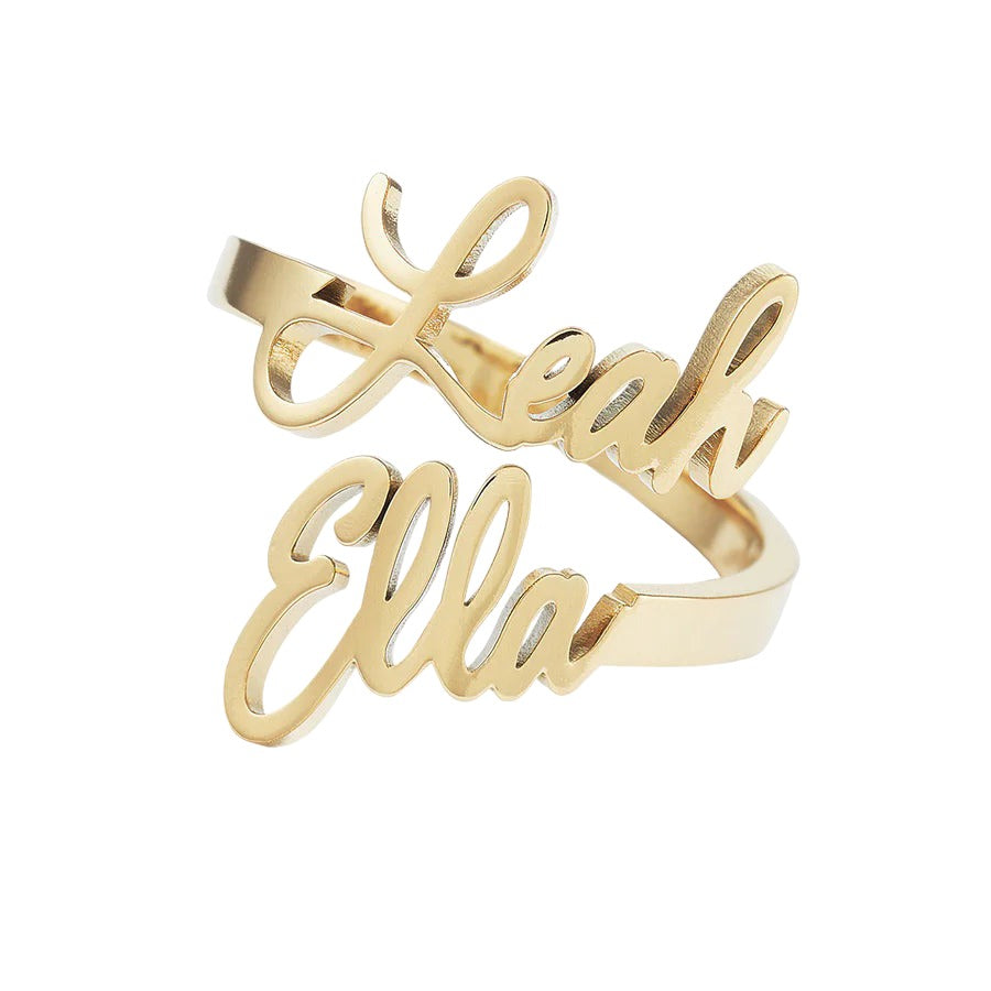 Anello personalizzato con due nomi in oro, sfondo bianco