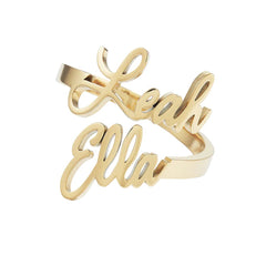 Anello personalizzato con due nomi in oro, sfondo bianco