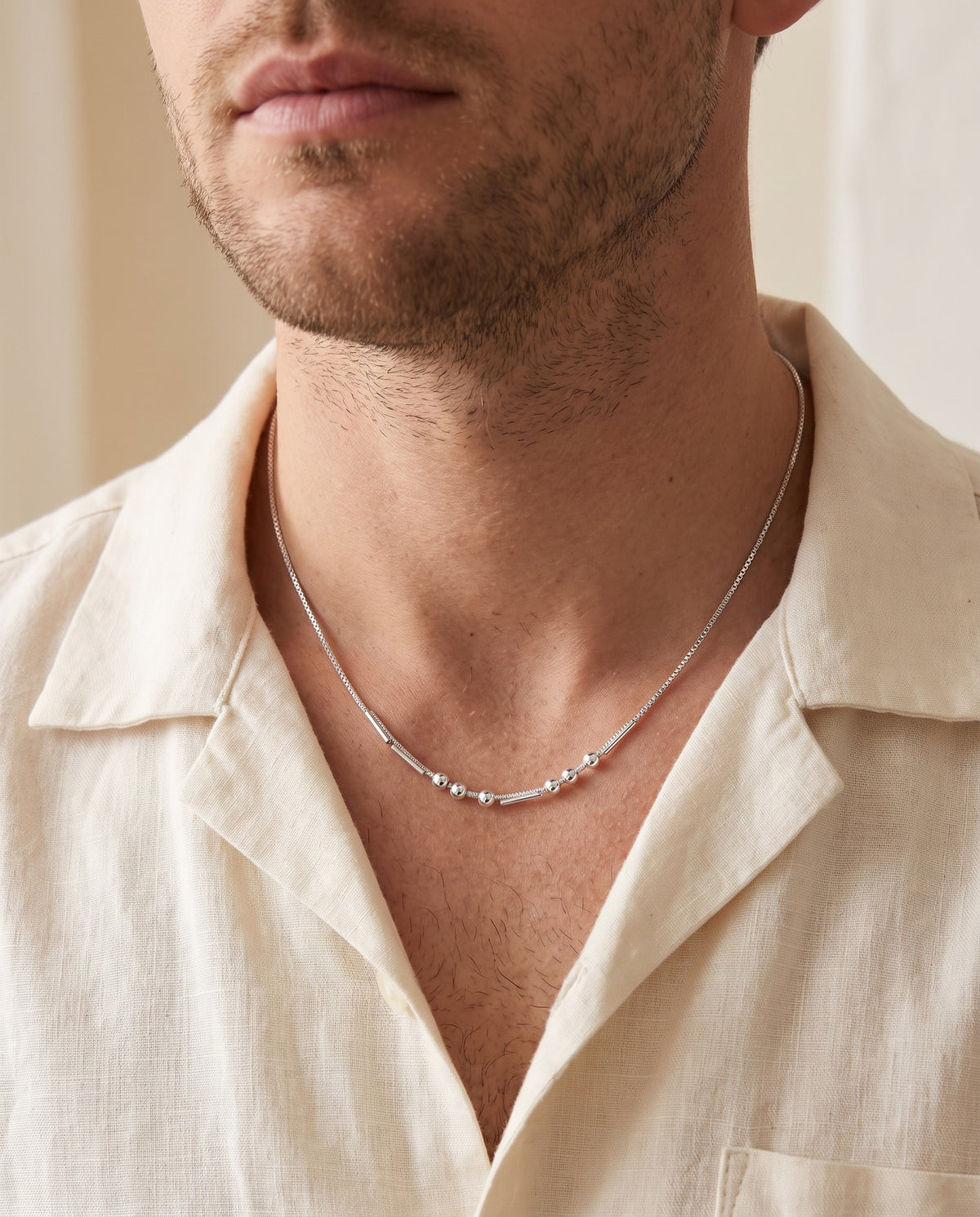 Collana codice Morse argento indossata da un uomo