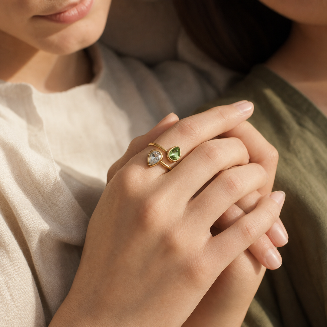 Anello Due Pietre di Nascita ALMA indossato in un gesto affettuoso