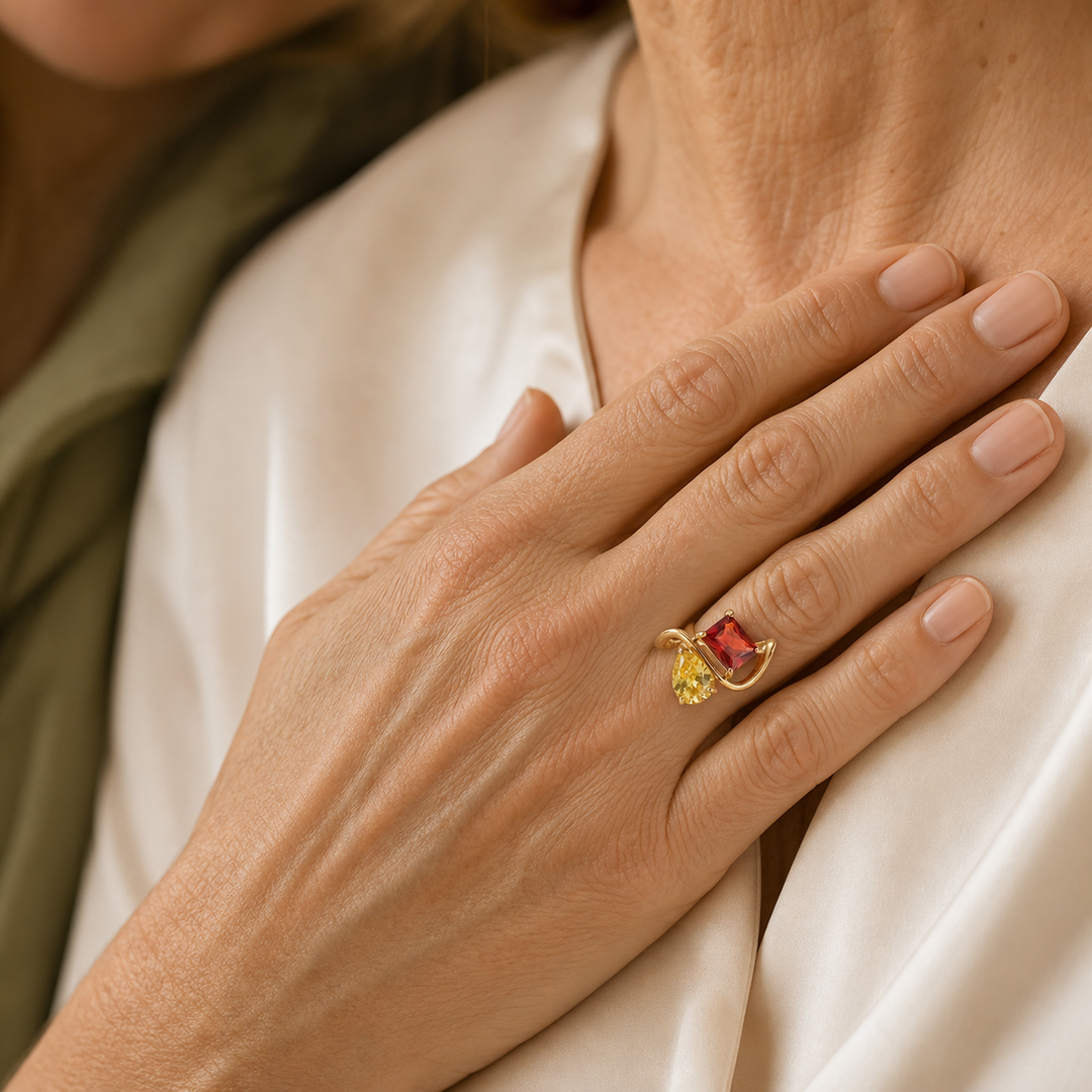 Anello Madre e Figlia Due Pietre ALMA indossato vicino al cuore