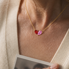 Collana Due Pietre di Nascita ALMA indossata con un ricordo di famiglia