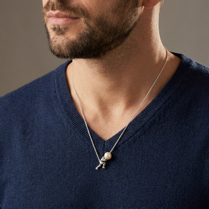Collana Sisifo ALMA indossata da uomo con maglione blu