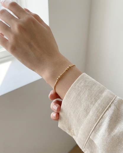 Bracciale codice Morse oro indossato